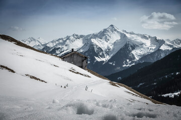 Schneereste in den Bergen des Zillertal in Österreich
