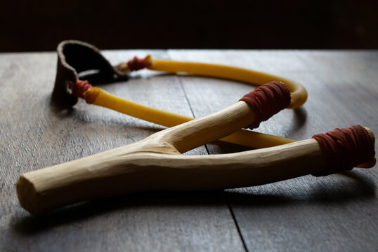 the mischievous slingshot - la resortera del travieso.