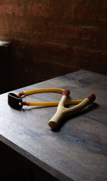 the mischievous slingshot - la resortera del travieso.