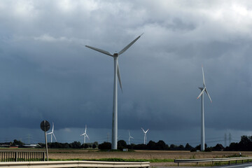 Windpark an einer Autobahn 