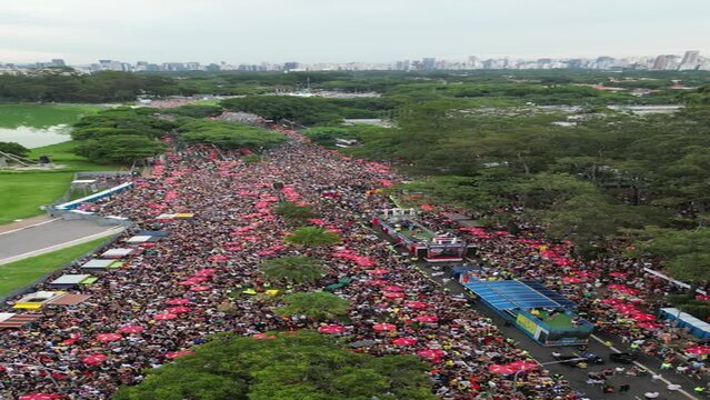 Carnaval Bloco S&atilde;o Paulo Samba Ibirapuera folia alegria diversidade multiculturalismo batucada fantasia anima&ccedil;&atilde;o cultura tradi&ccedil;&atilde;o rua m&uacute;sica dan&ccedil;a festa Brasil ritmo celebra&ccedil;&atilde;o colorido energia foli&atilde;o