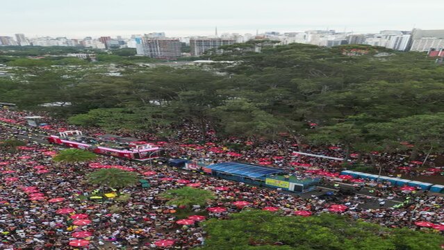 Carnaval Bloco S&atilde;o Paulo Samba Ibirapuera folia alegria diversidade multiculturalismo batucada fantasia anima&ccedil;&atilde;o cultura tradi&ccedil;&atilde;o rua m&uacute;sica dan&ccedil;a festa Brasil ritmo celebra&ccedil;&atilde;o colorido energia foli&atilde;o