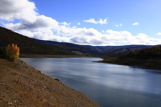 The Pajares reservoir is an artificial swamp located in the municipality of Lumbreras de Cameros, in the autonomous community of La Rioja