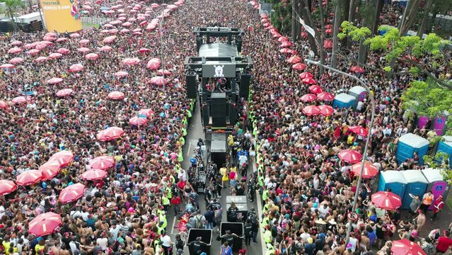 Carnaval Bloco S&atilde;o Paulo Samba Ibirapuera folia alegria diversidade multiculturalismo batucada fantasia anima&ccedil;&atilde;o cultura tradi&ccedil;&atilde;o rua m&uacute;sica dan&ccedil;a festa Brasil ritmo celebra&ccedil;&atilde;o colorido energia foli&atilde;o