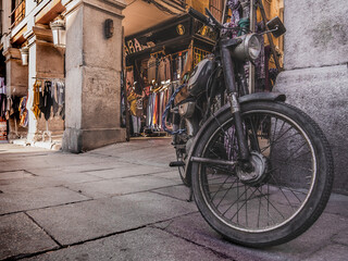 Fototapeta na wymiar moto antigua en puerta de tienda 