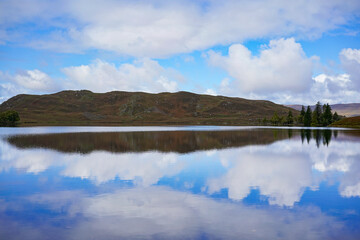 Fototapeta premium Loch Tarff in the Scottish highlands. It is a small loch near Fort Augustus and Loch Ness. 