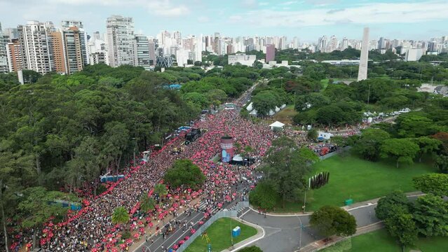 Carnaval Bloco S&atilde;o Paulo Samba Ibirapuera folia alegria diversidade multiculturalismo batucada fantasia anima&ccedil;&atilde;o cultura tradi&ccedil;&atilde;o rua m&uacute;sica dan&ccedil;a festa Brasil ritmo celebra&ccedil;&atilde;o colorido energia foli&atilde;o