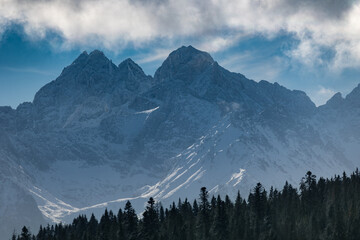 Widok na polskie góry Tatry wysokie oraz szczyty Rysy i Wysoka