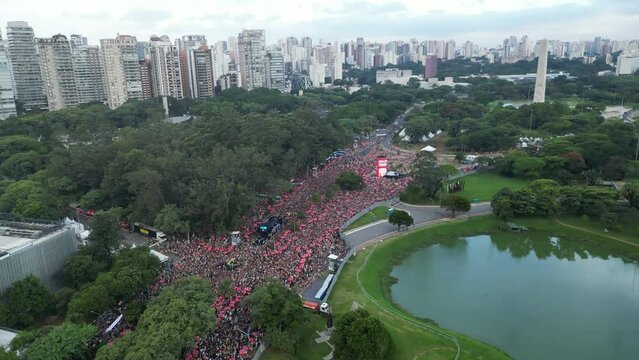 Carnaval Bloco S&atilde;o Paulo Samba Ibirapuera folia alegria diversidade multiculturalismo batucada fantasia anima&ccedil;&atilde;o cultura tradi&ccedil;&atilde;o rua m&uacute;sica dan&ccedil;a festa Brasil ritmo celebra&ccedil;&atilde;o colorido energia foli&atilde;o