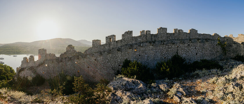 Ancient wall of Ostrica in Grabastica bay view