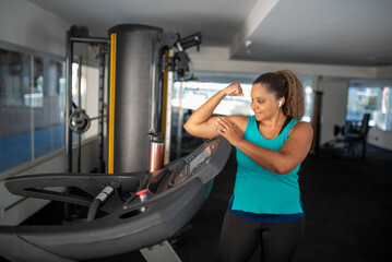 Fototapeta na wymiar Sporty woman exercising on multistation at gym . Fitness exercising in gym