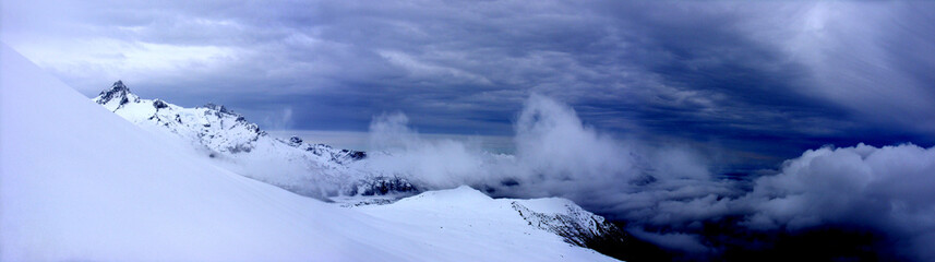 Vista panorámica en invierno, subiendo a la cima del volcán Antuco en la cordillera de Los Andes