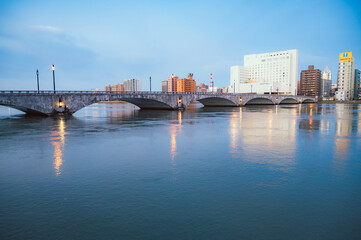 Naklejka premium 新潟 明け方の萬代橋