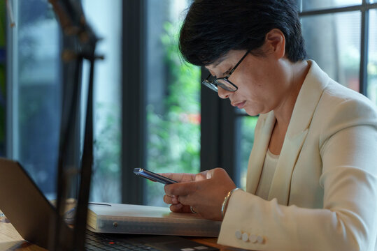 Asian businesswoman in cafe