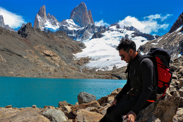 Hombre en la cima de la monta&ntilde;a, descansando