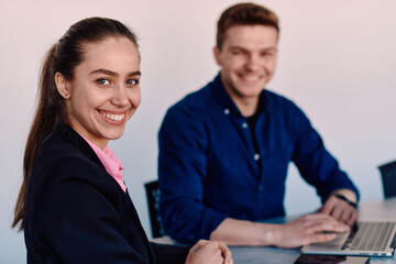 Obraz premium A business leader in a suit conversing with her worker in the IT industry about new business projects and existing business problems