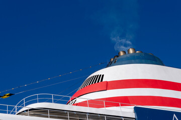 青空に映える豪華客船のファンネルと煙突