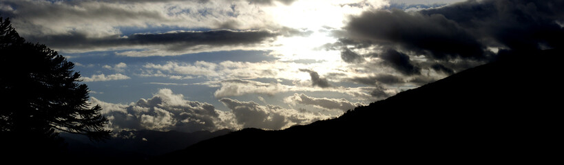 panorámica, atardecer en las montañas saliendo el sol después de la lluvia.