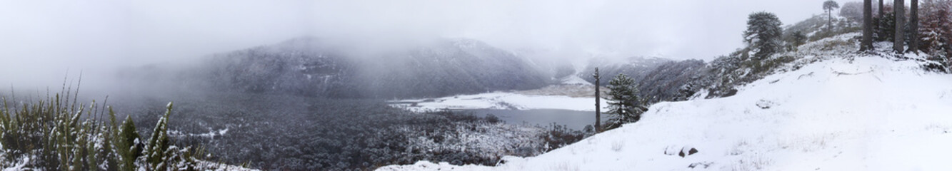 hermosa vista panorámica de una laguna nevada en invierno entre las montañas de la cordillera de los Andes