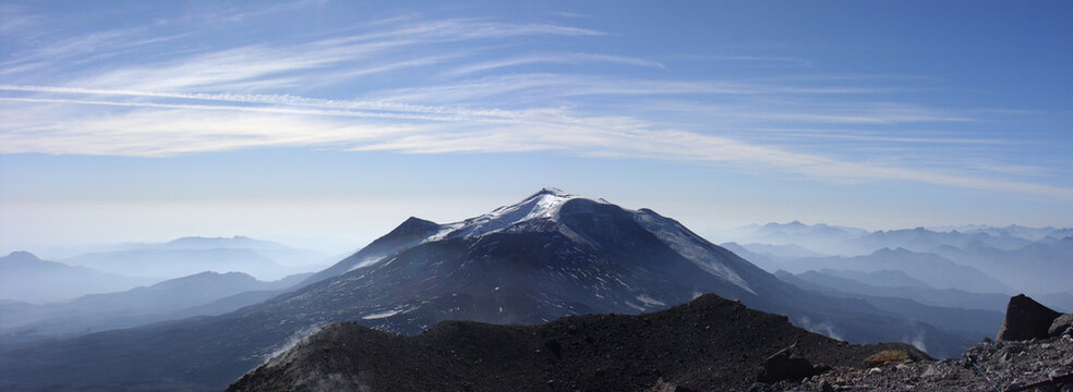 Vista panor&aacute;mica del cr&aacute;ter del volc&aacute;n Chillan, en la cordillera de Los Andes