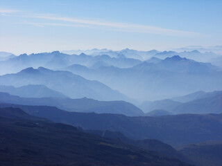 hermosa vista panorámica de las altas montañas traslapadas en la cordillera de Los Andes, Chile