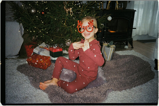 Happy child in Christmas eyeglasses, ugs