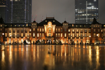 濡れた地面に反射する東京駅