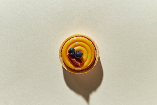 Pastry with mango cream and blueberries.