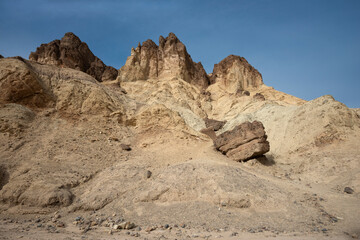 Fototapeta premium Sandstone Peaks and Fallen Boulder, Death Valley