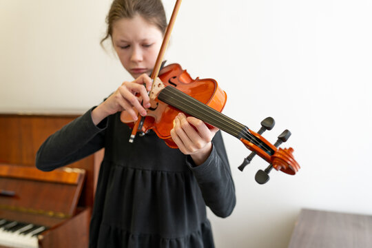 close-up hands of girl playing violin