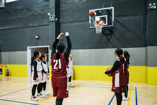 Basketball team practicing free throws in gym - Powered by Adobe