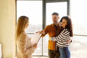 Realtor Clipboard Document Happy Couple Meeting