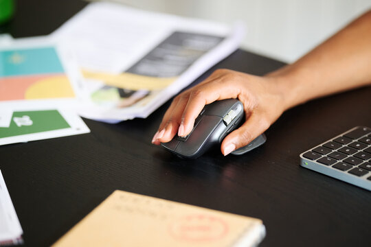 Worker use mouse scroll wheel 