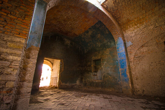 Perspectiva de Arco arquitect&oacute;nico de ladrillos, piedras y adobes deslavado vintage siglo 17 colonia M&eacute;xico Haciendas jaral de Berrios