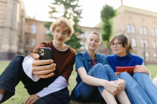Friend enthusiastic mobile phone broadcasting digital campus pastime