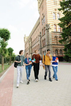 Undergrad socialise engagement free time hang out strolling friendship