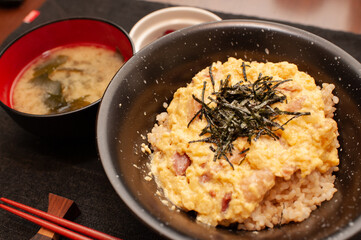ふわふわ玉子の親子丼と味噌汁の和食セット