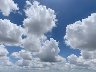 Obraz premium Sky filled with fluffy white clouds on a bright summer day