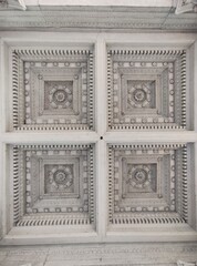 a gray roof, un techo de color gris 
