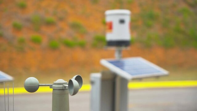 Monitoring the wind with an anemometer at your own weather station