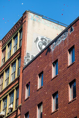 Naklejka premium building in the city with graffiti on it 