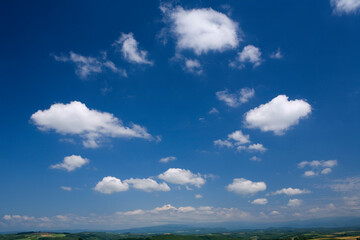 夏の青空と白い雲