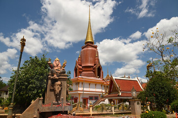 Wat Chang Hai or Wat Rat Buranaram is a beautiful temple in Pattani that is more than 300 years old and is a tourist attraction in Pattani. It is like the center of the mind of the Southern Thaiand.