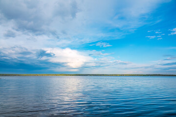 Obraz premium Blue lake with cloudy sky, natural background