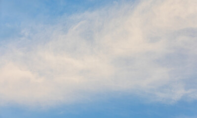 Obraz premium Sunset, white clouds in the blue sky.