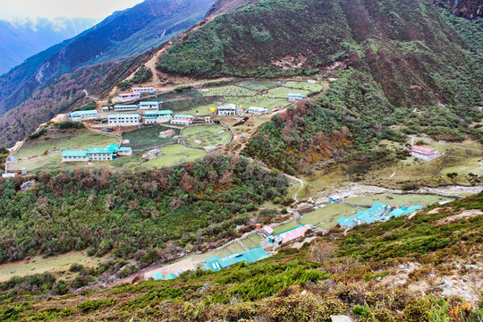 Dole village sits at 4038 meters on the route to the Gokyo lakes and offers trekking lodges and tea huts on the Everest base camp trek in Khumbu, Nepal