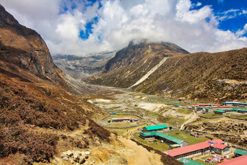 Machermo village at 4470 meters lies on the Dudh Kosi river on the Gokyo lake trails and offers accommodation for trekkers in the Khumbu, Nepal - obrazy, fototapety, plakaty