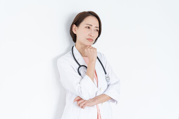 考える聴診器をつけた女性医師のポートレート	