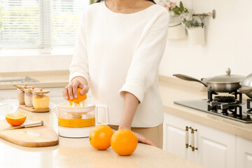 Make freshly squeezed orange juice by squeezing it with your hands