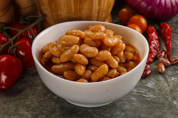 Canned beans in tomato sauce